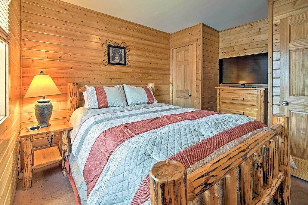 Lakefront Columbia Kabine mit Ansichten & Veranda! in Callaway County