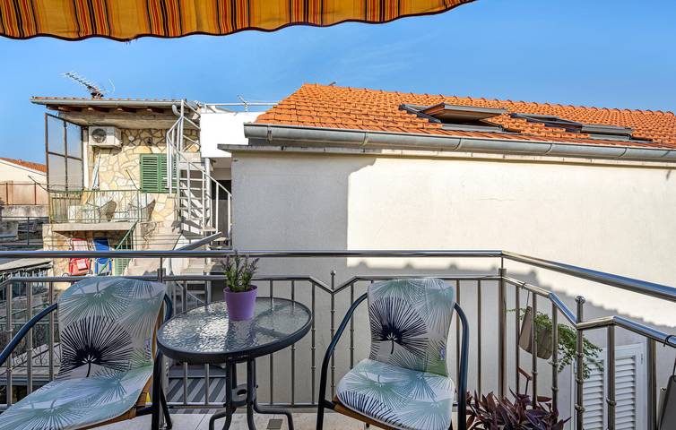 Ganze Ferienwohnung, Gemütliche Ferienwohnung mit Terrasse, Küche und Zugang zum Strand – 1000 m entfernt in Vodice, Šibenik-Knin