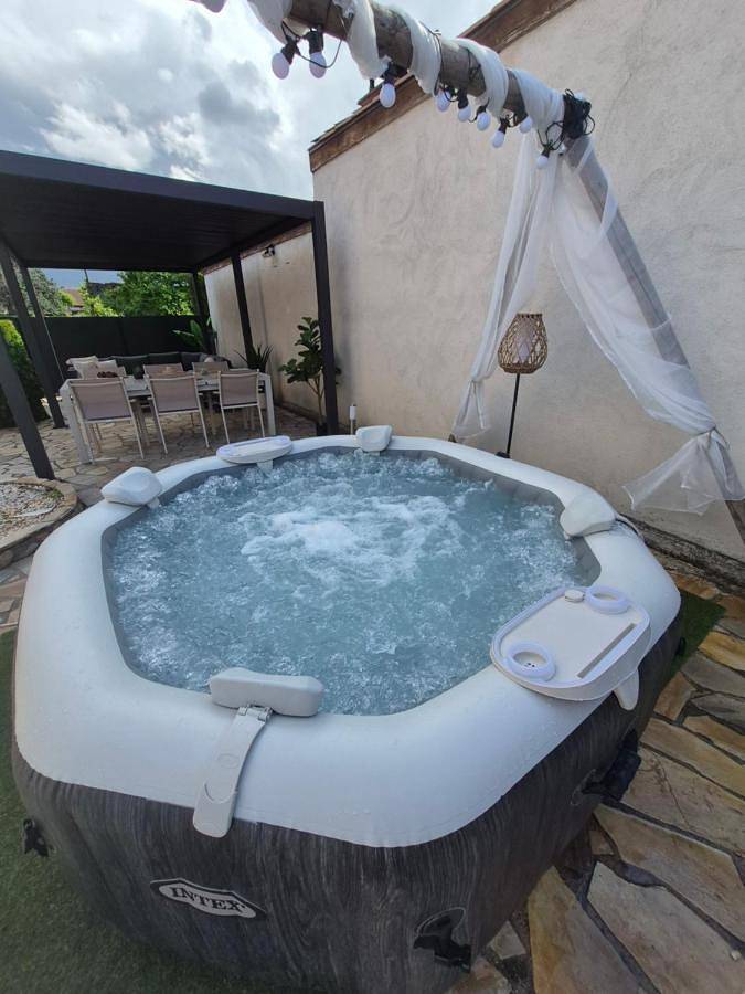 Location de vacances pour 5 personnes, avec jardin ainsi que piscine et jacuzzi à Clermont-Ferrand - 2