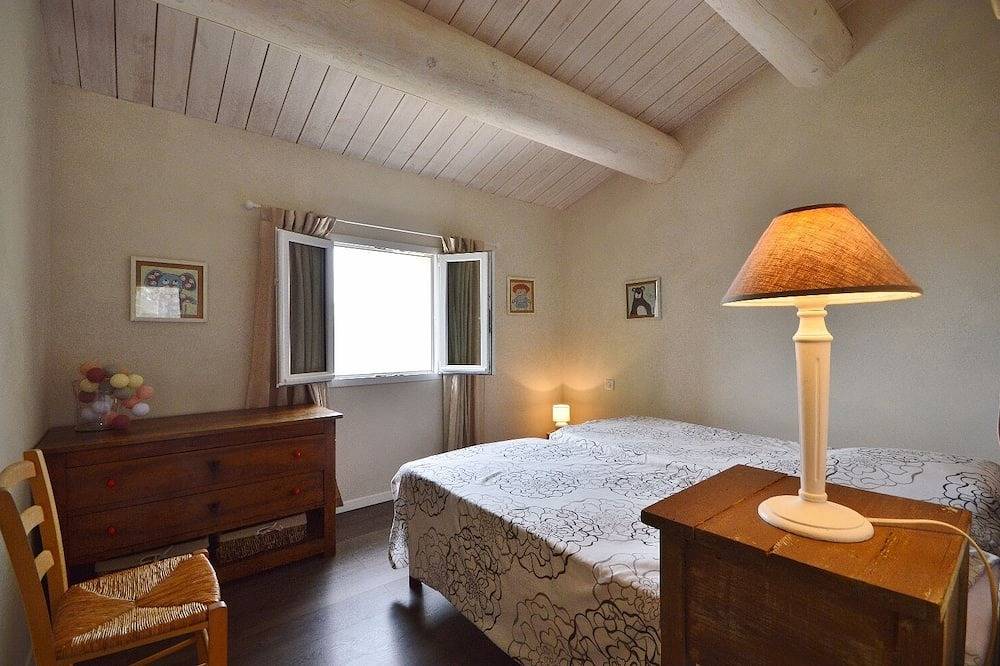 New comfortable house with the charm of the old, swimming pool 13m / 3. 5 in Vallabrix, Nimes region