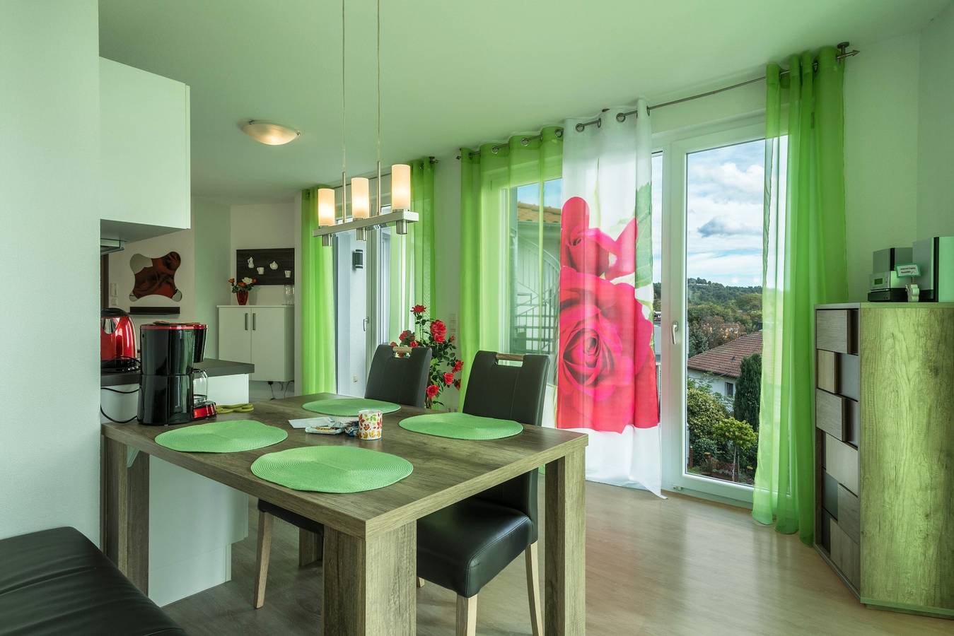 Ganze Wohnung, Ferienwohnung "Rose" mit großem Balkon mit herrlichem Blick auf See, Wald und Berge. in Sipplingen, Region Bodensee-Oberschwaben