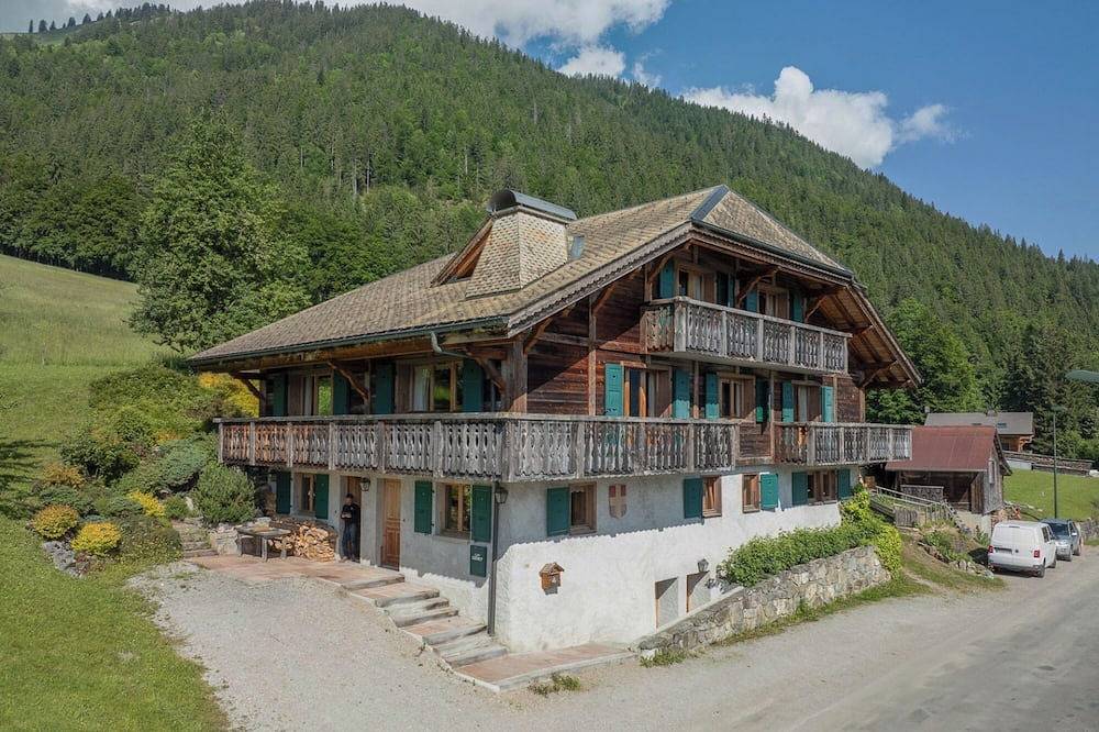 Traditional wooden chalet sleeps 14, in Essert-Romand, Les Portes du Soleil