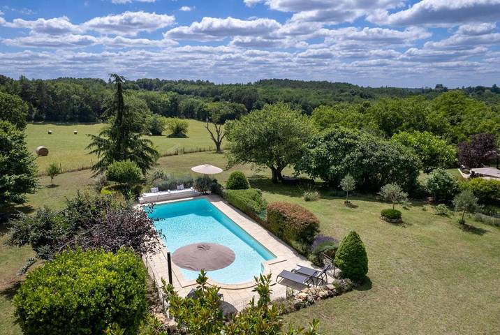 Location de vacances pour 8 personnes, avec vue ainsi que jardin et piscine à Pontours - 2