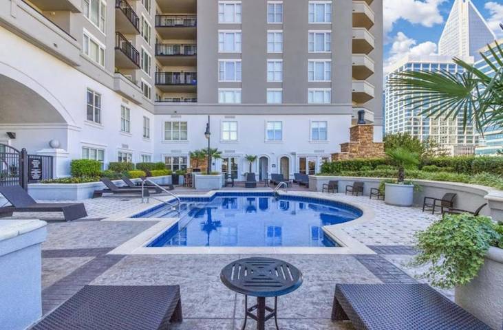 Ferienwohnung für 5 Personen, mit Balkon und Pool sowie Ausblick in Charlotte