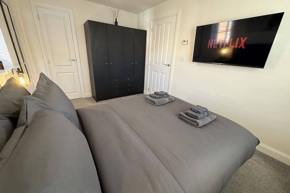Modern 2-Bed House with Evcharger- Hosted by Hutch in Warwick, Warwickshire