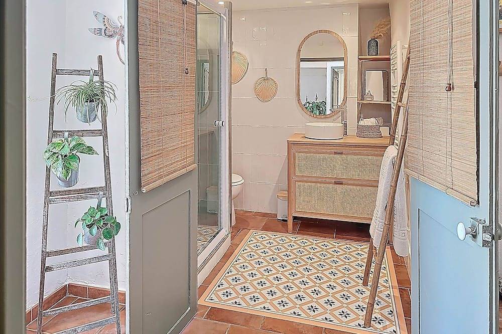 Entire apartment, Le Figuier de Saint-Cé - Small garden - Terrace - View in Saint-Cézaire-sur-Siagne, Mediterranean Coast (France)