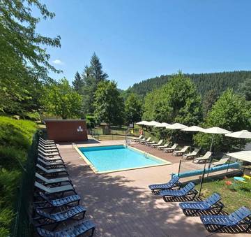 Parc de vacances pour 5 personnes, avec piscine et jardin, animaux acceptés à Meyrueis
