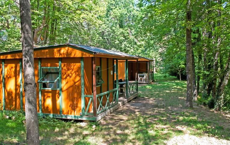 Location de vacances pour 6 personnes, avec Terrasse ainsi que Jardin et Piscine à Escaro
