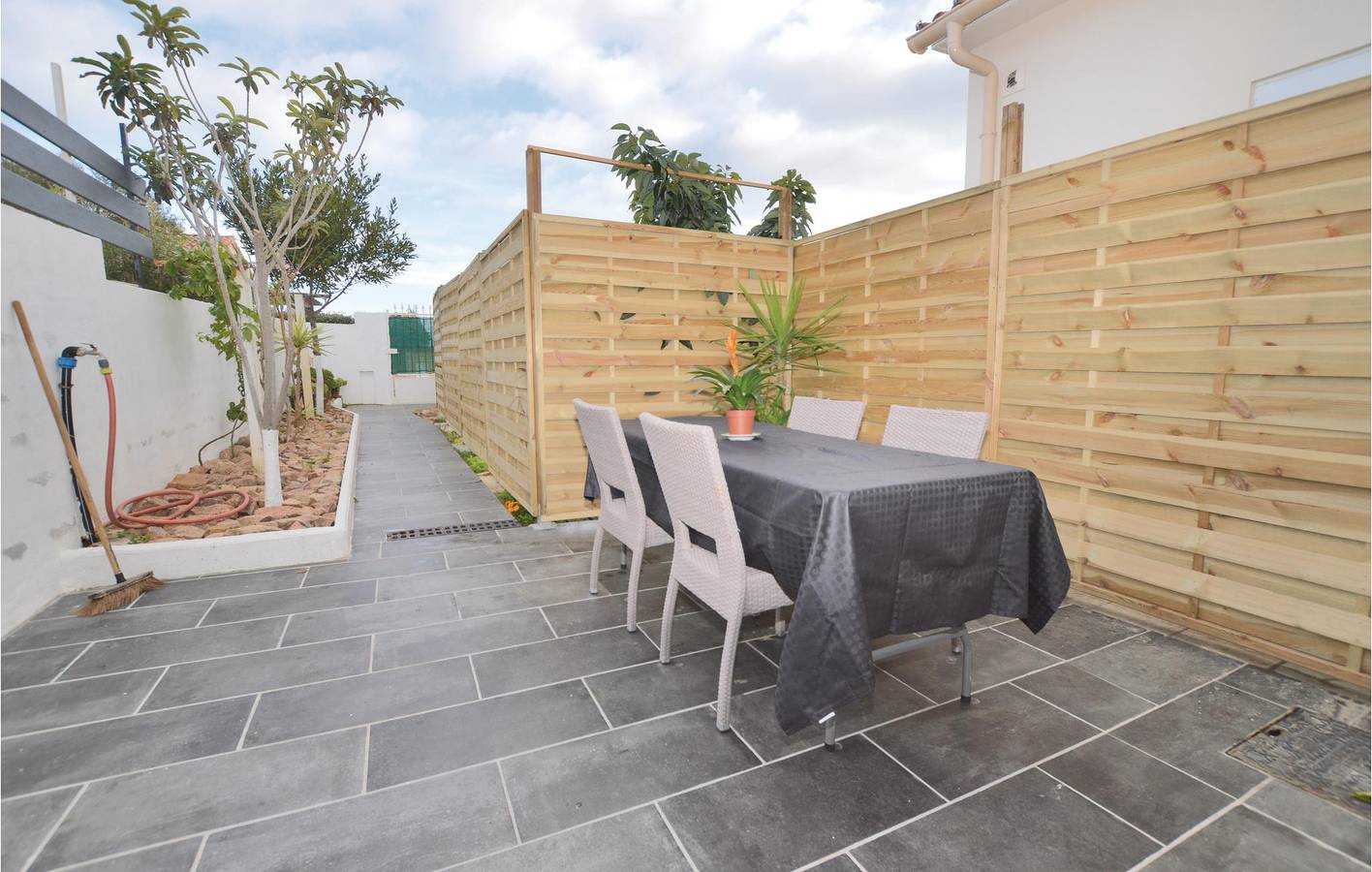 Gemütliches Apartment mit Terrasse und Parkplatz in der Nähe des Aléria-Zentrums in Aléria, Corte und Umgebung