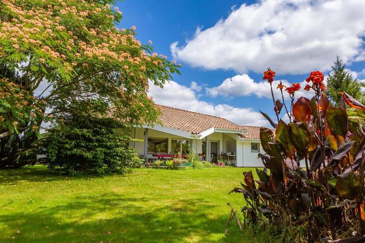 Maison de vacances pour 10 personnes, avec Terrasse et Jardin à Saubrigues