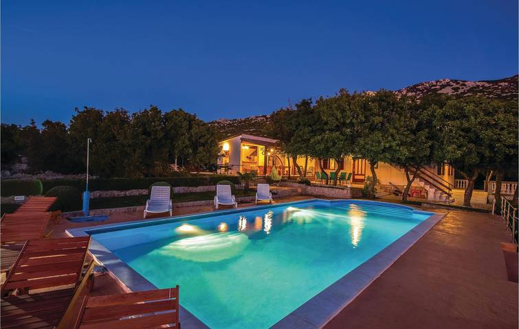 Charmante 169 m² große Wohnung mit Pool, WLAN und nur 1 km von der Küste entfernt in Jablanac, Naturpark Velebit
