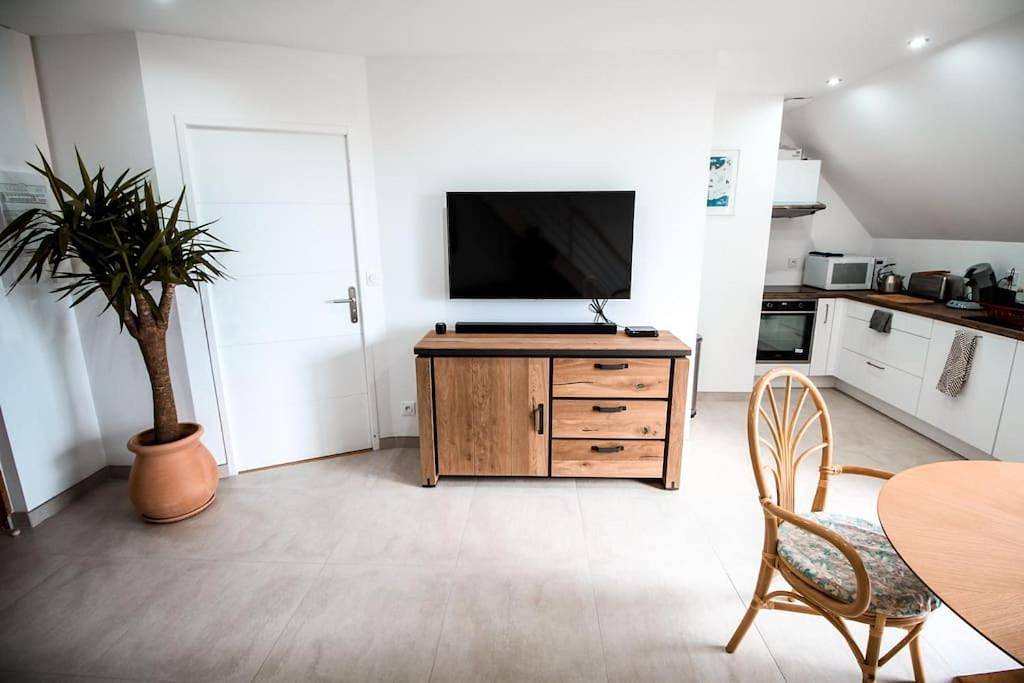 Appartement entier, Appart-Duplex Vue Mer Panoramique Balcon & Piscine proche commerce in Saint-Guénolé, Penmarch