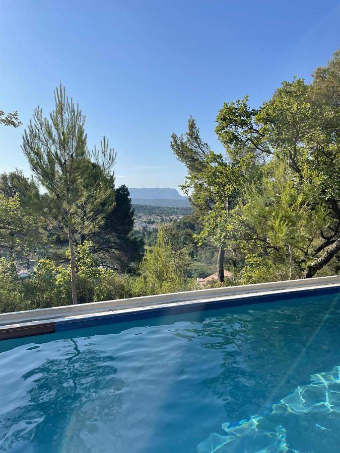 Villa pour 18 personnes, avec vue et terrasse ainsi que piscine et jardin