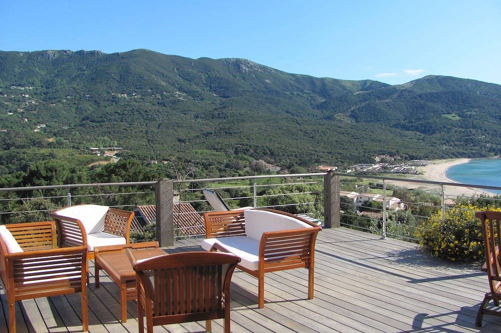 Villa with sea and mountains in the Gulf of Liscia in Tiuccia, Calcatoggio