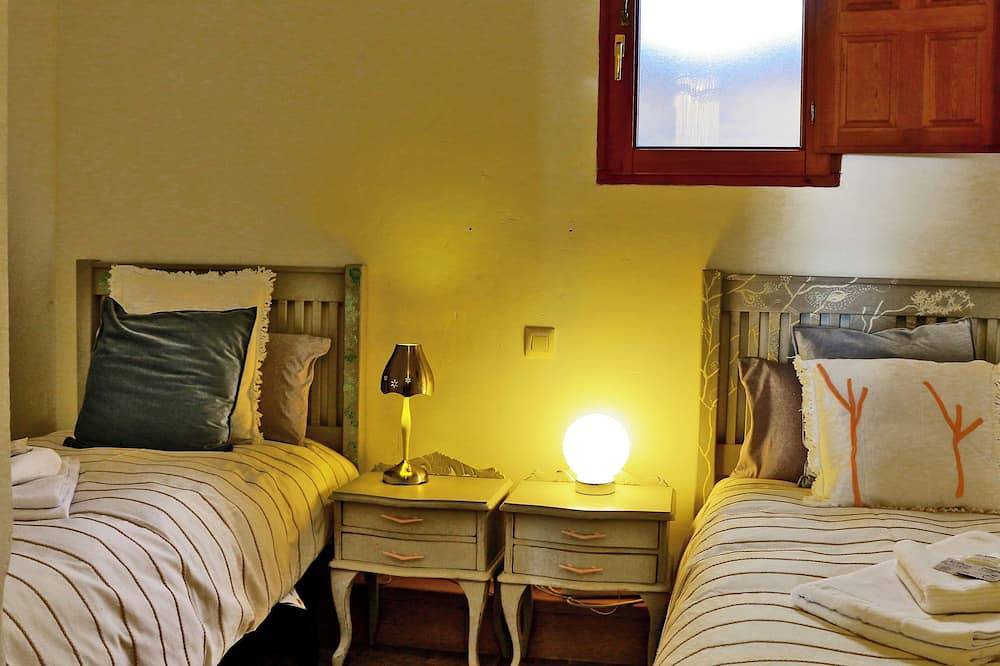 Entire apartment, 'La Casa de Lola' Casita de Pueblo Restaurada in Arenas de San Pedro, Valle del Tiétar