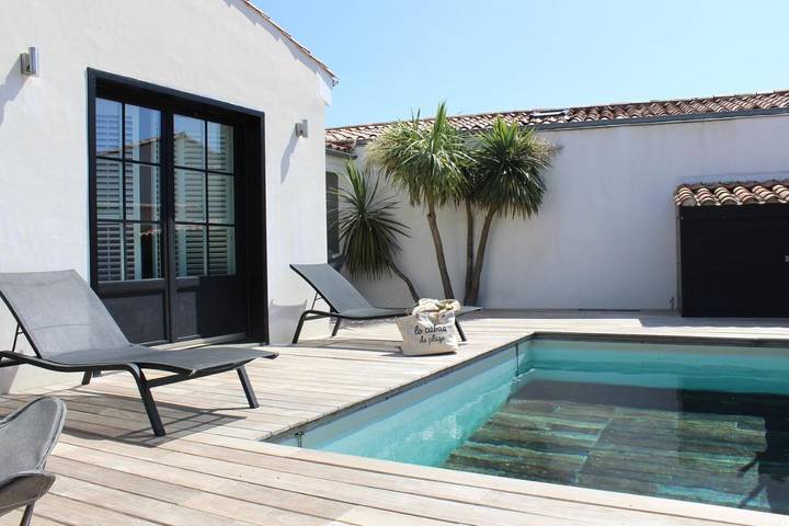 Location de vacances pour 4 personnes, avec Terrasse ainsi que Jardin et Piscine dans Office De Tourisme De La Couarde Sur Mer