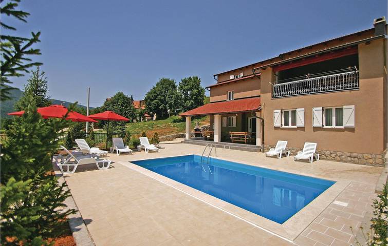 Gemütliche Ferienwohnung mit Pool, Terrasse und WLAN in Crni Kal, Lika-Senj