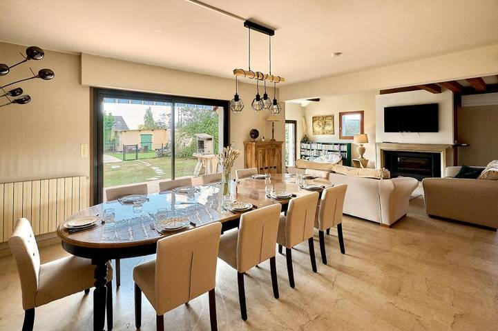 Location de vacances pour 12 personnes, avec vue ainsi que piscine et jardin dans Circuit de Nevers Magny Cours - 4