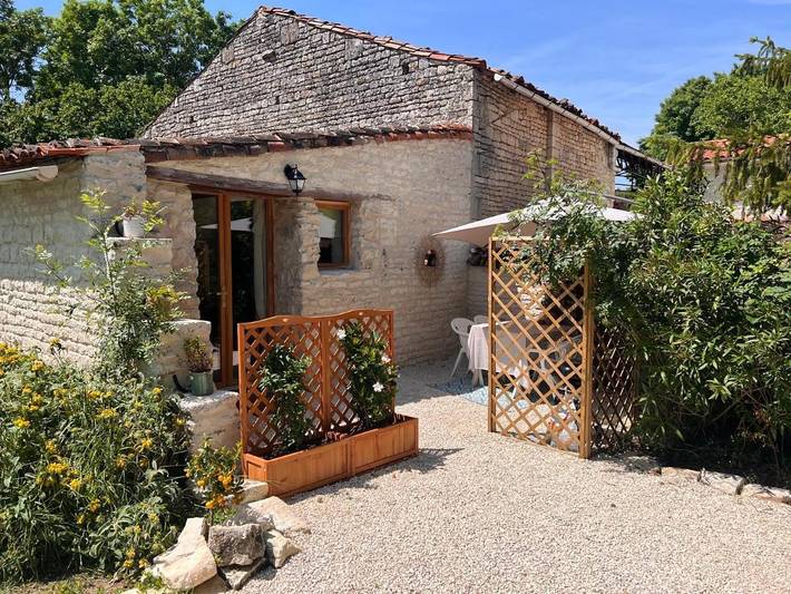 Location de vacances pour 3 personnes, avec piscine ainsi que vue et jardin dans Chives