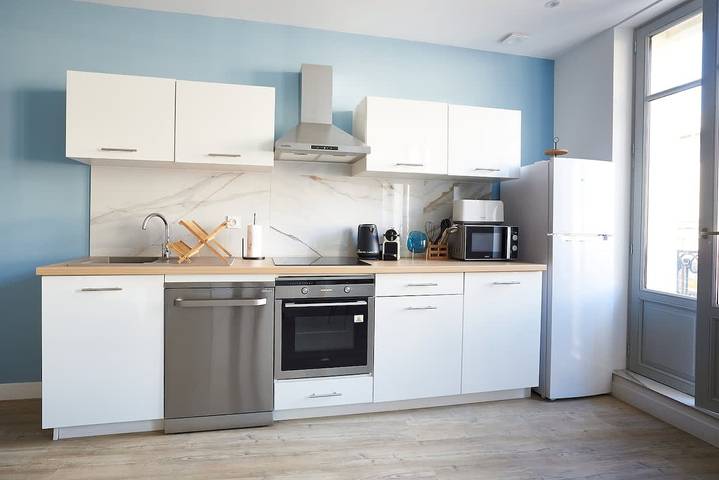 Entire apartment, Elegant flat with Les Halles View & Ac in Béziers, Mediterranean Coast (France)