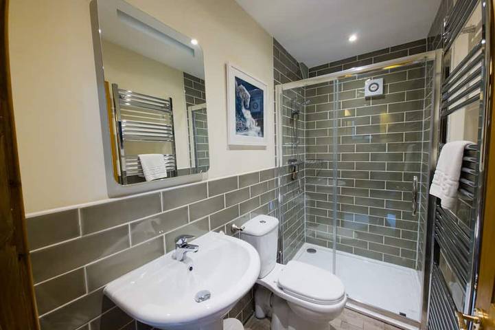 Wildcat Lodge - couples retreat for two with a hot tub in Boat of Garten, Highlands