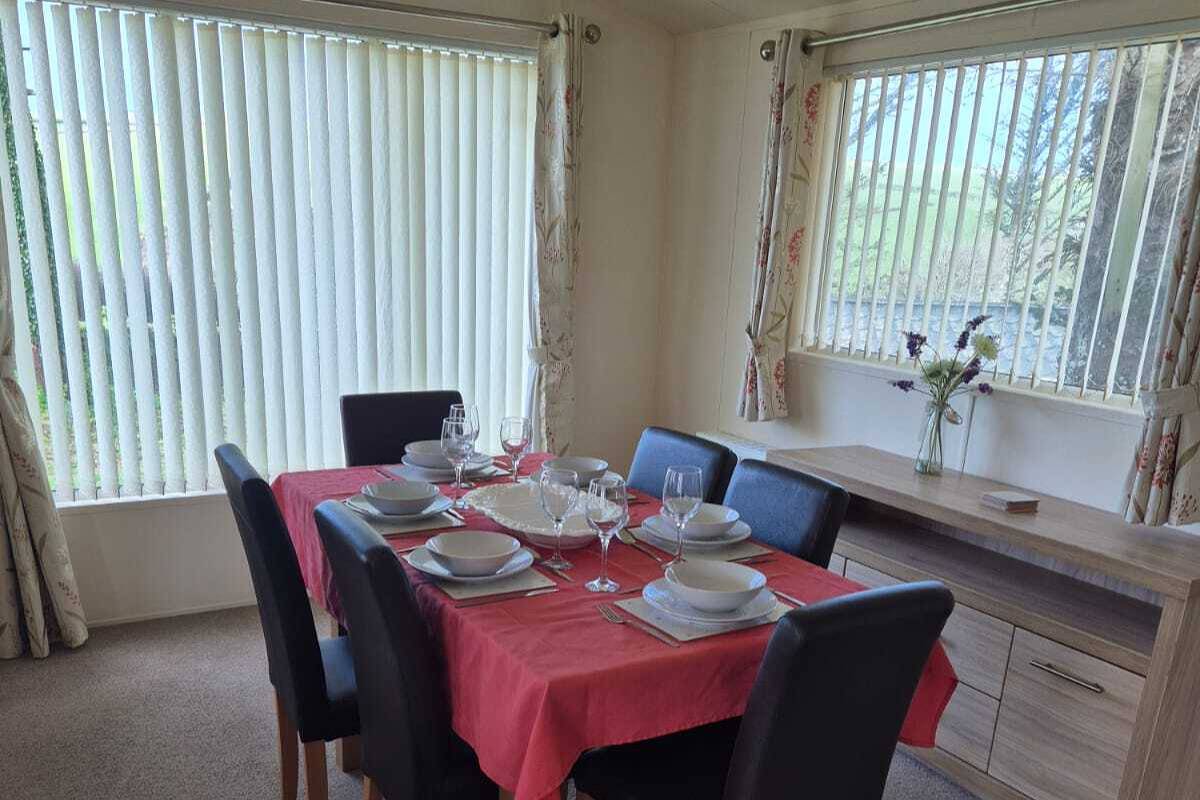 2 Bed Caravan - Sleeps 6 - Pets - Pool - Parking in Newquay, Cornwall