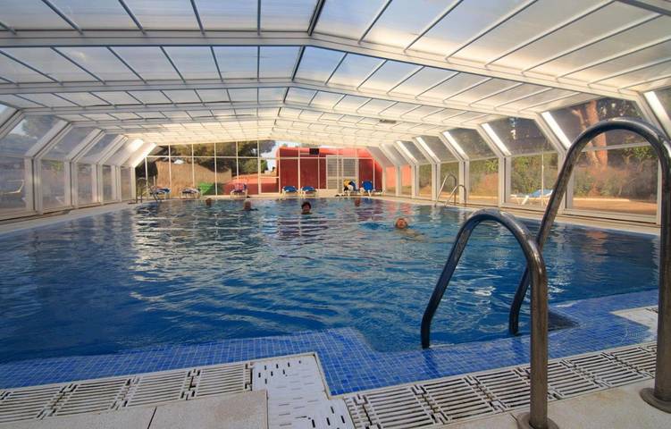 Bungalow für 6 Personen, mit Terrasse und Garten sowie Kinderpool und Pool in Marbella