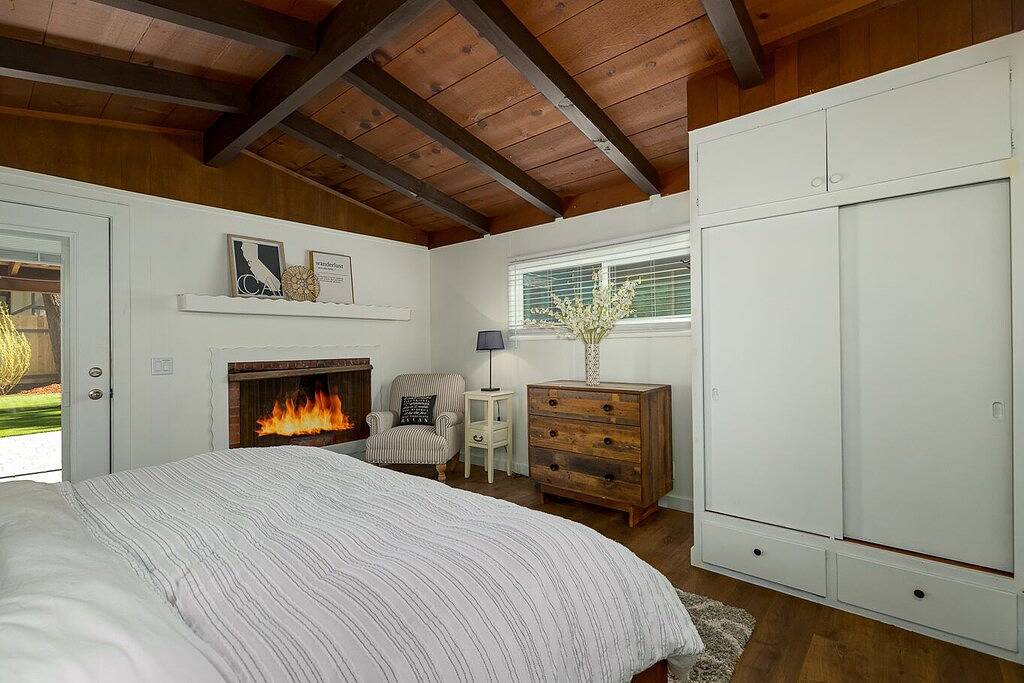 Pet Friendly Cabin Close to Beach & Slopes, Live Like a Local in Kings Beach, Placer County