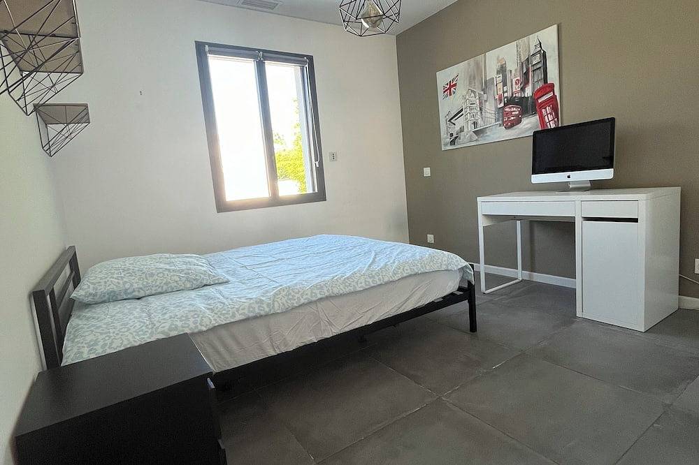 Spacious villa with pool in Entraigues-sur-la-Sorgue, Vaucluse