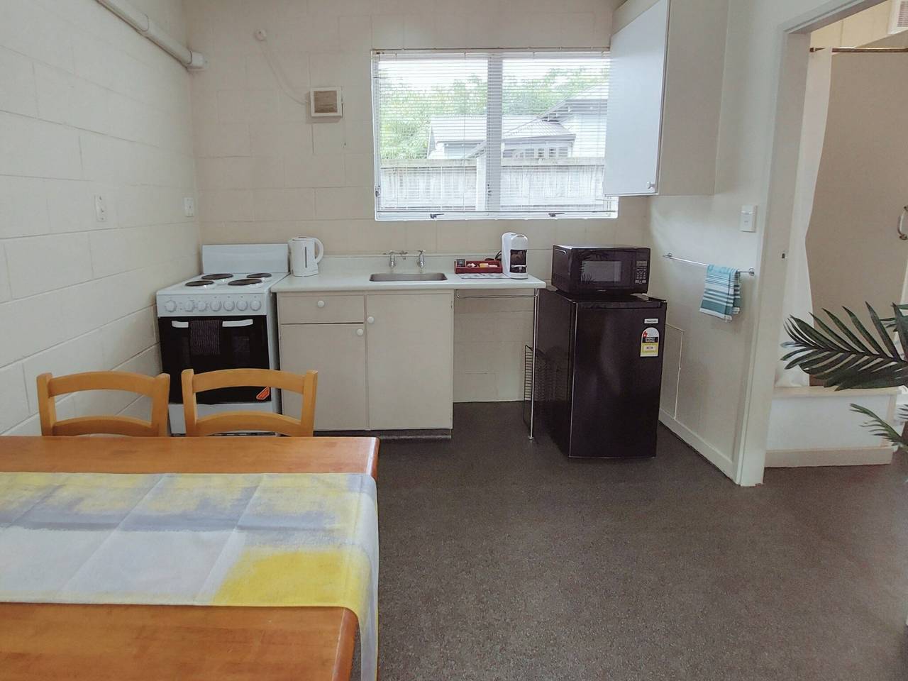 Ganze Wohnung, Erdgeschosswohnung mit einem Schlafzimmer und Parkplatz auf dem Gelände in Hamilton City (Neuseeland), Waikato