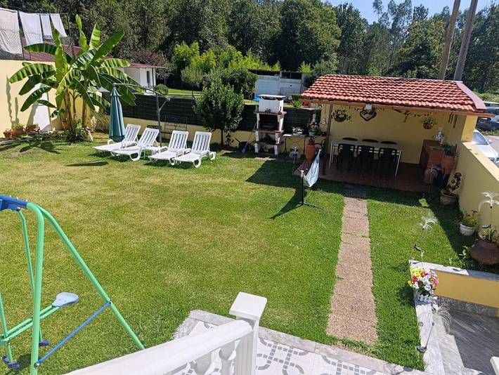 Location de vacances pour 4 personnes, avec piscine ainsi que jardin et terrasse à Santa Maria da Feira