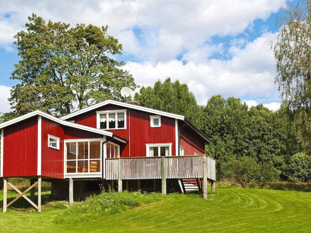 Hus för 6 Personer, med terass samt trädgård och bastu och sjöutsikt, med husdjur