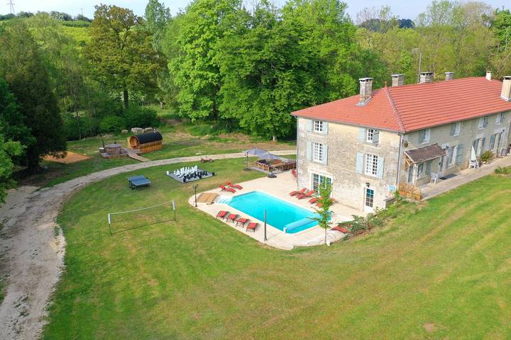 Gîte pour 12 personnes, avec Terrasse et Jardin ainsi que Piscine et Sauna
