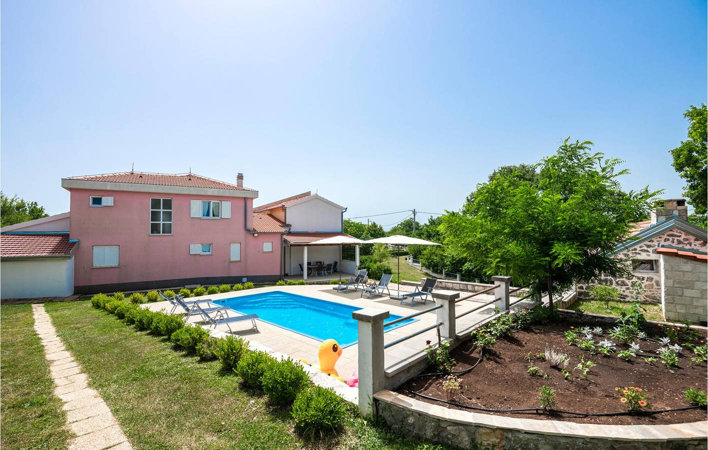 Charmantes 1-Zimmer-Apartment mit Pool, Terrasse und WLAN in Makarska Riviera