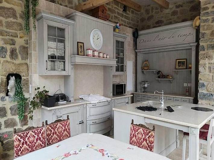 Gîte pour 12 personnes, avec terrasse ainsi que jardin et piscine, adapté aux familles à Saint-Étienne-du-Valdonnez