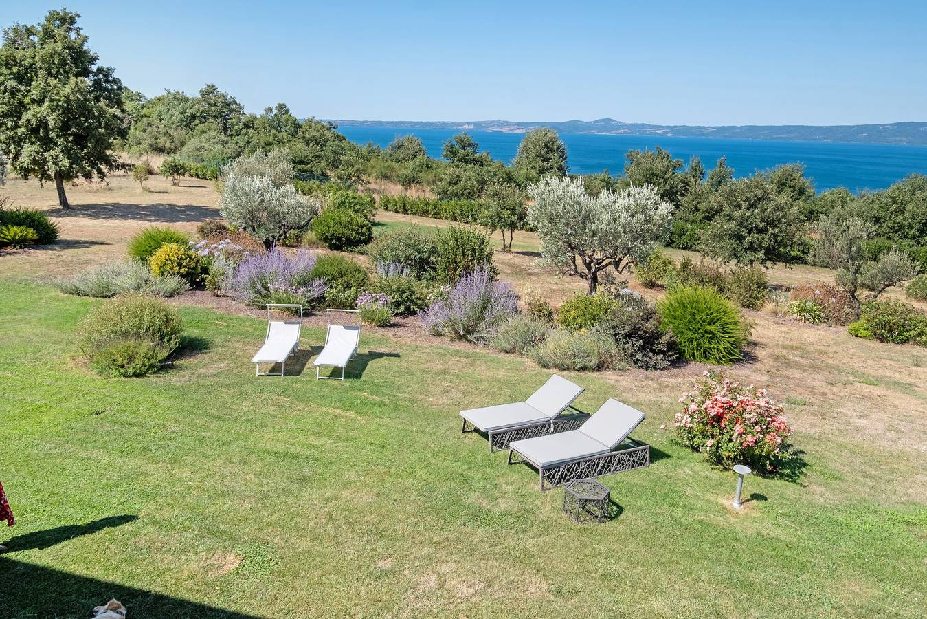 Geheel appartement, Villa 'Luxury Apartment Lake View' met uitzicht op het meer, privéterras en Wi-Fi in Bolsena, Meer van Bolsena