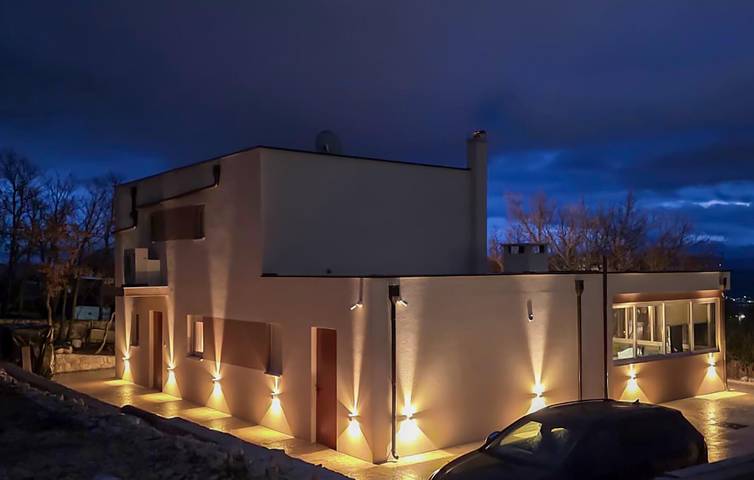 Modernes Apartment mit Terrasse, WLAN und Parkplatz in der Nähe der Sehenswürdigkeiten von Imotski in Imotski, Makarska Riviera