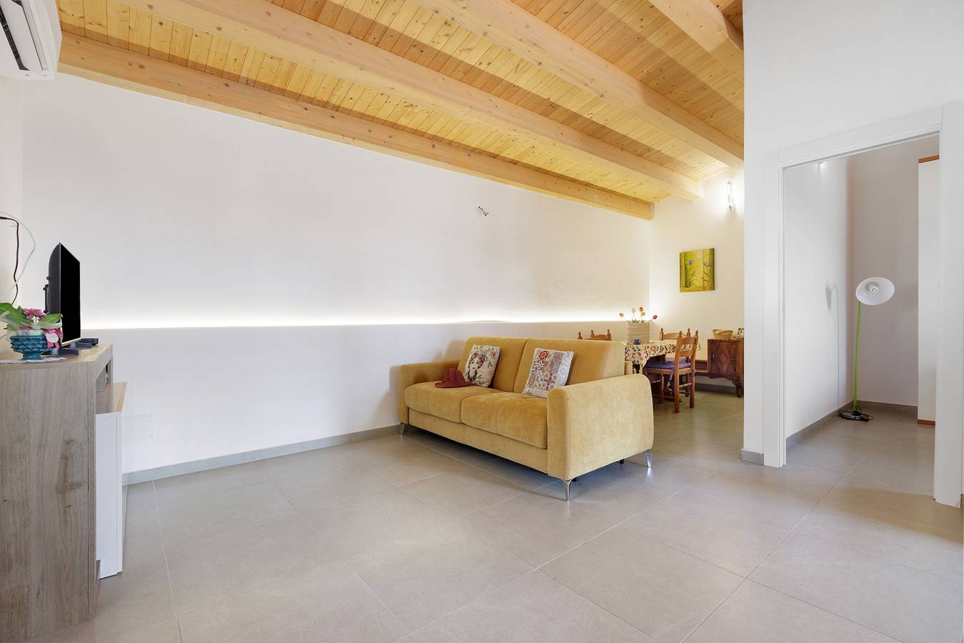 Entire apartment, Holiday Home 'Villa Degli Svevi' with Sea View, Wi-Fi and Air Conditioning in Terrasini, Palermo Province