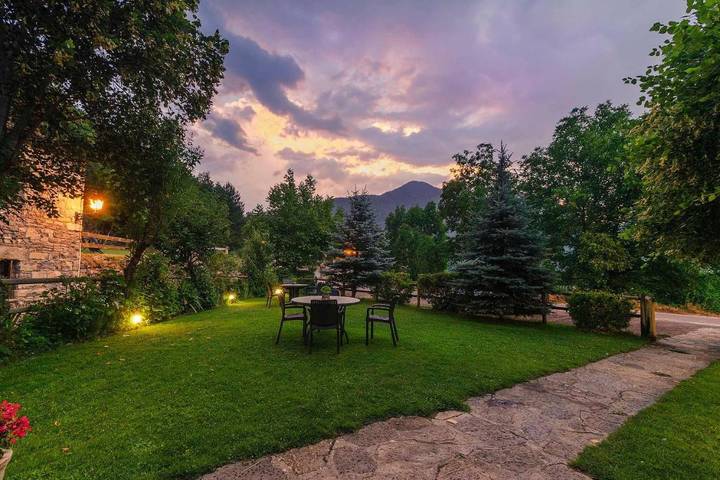 Casa rural para 6 personas, con jardín y vistas, Familias con niños en Provincia de Huesca - 2