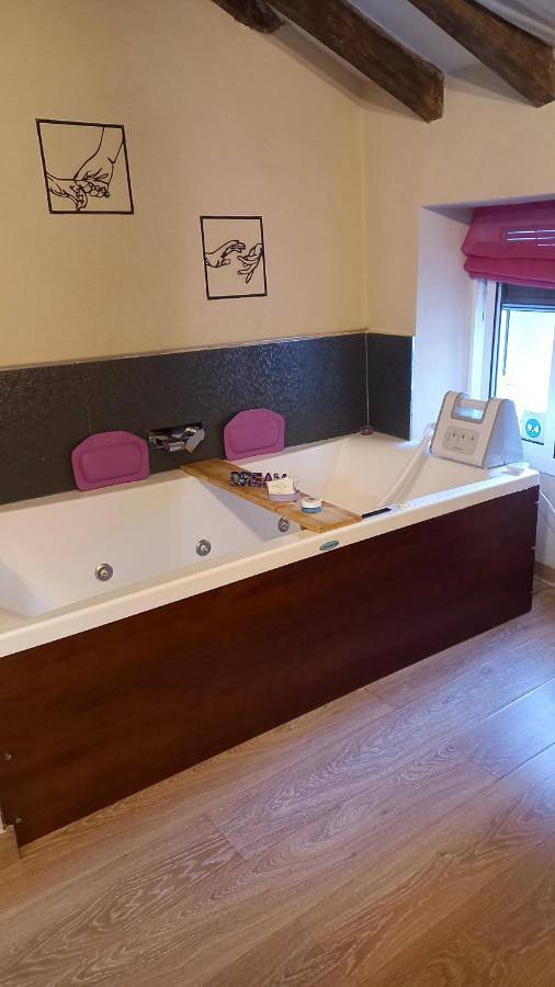 Casa rural para 2 personas, con jacuzzi, Se admiten mascotas en Ubrique