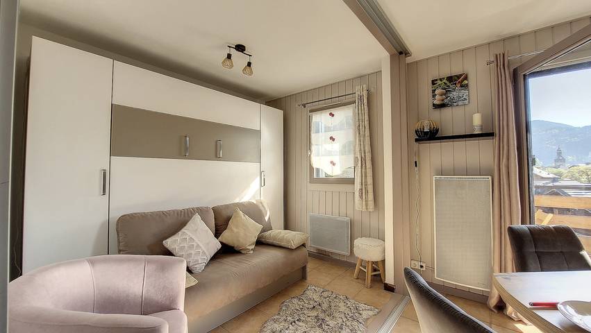 Entire apartment, Flat Orée 32B - Montriond - Sleeps 4 - Mountain view - Close to ski lifts and Morzine in Montriond, Les Portes du Soleil