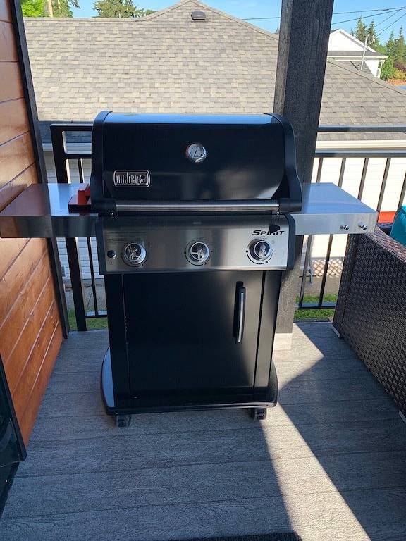 Diver Lake Dream- Entertainers kitchen, hot tub, large deck, fenced yard,gardens in Nanaimo, Regional District of Nanaimo