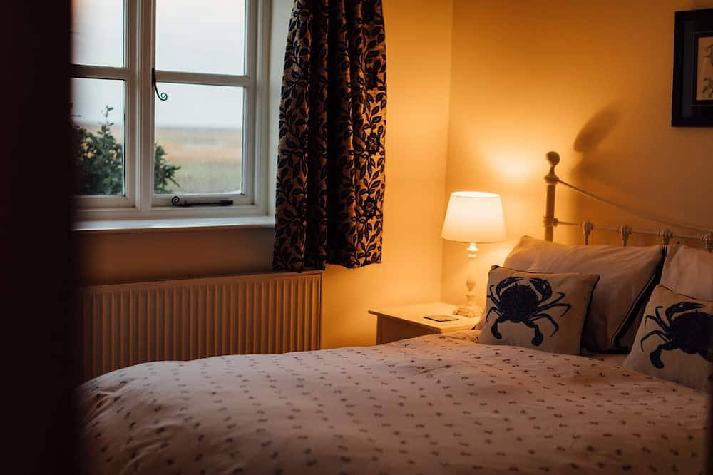 Gorgeous flint cottage overlooking the marshes, walking distance to beach in Salthouse, Norfolk Coast
