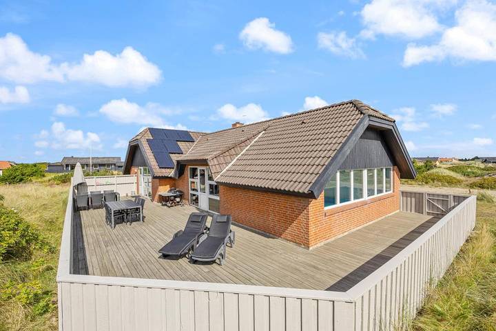 Villa for 12 personer, med Jacuzzi og Terrasse såvel som Pool og Sauna i Bjerregård