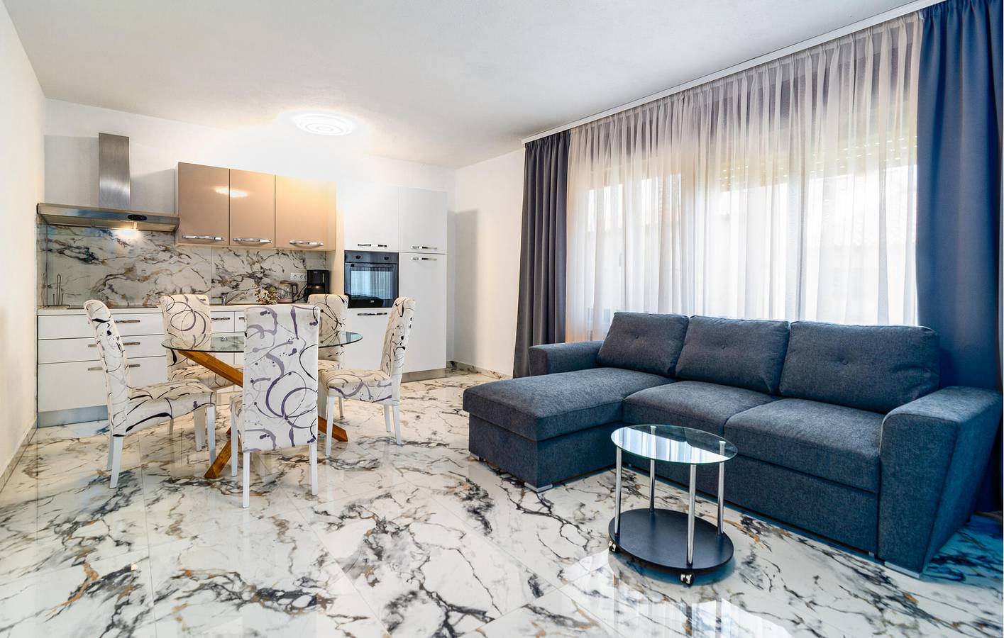Entire holiday apartment, Holiday apartment for 4 people with terrace in Podstrana, Split-Dalmatia