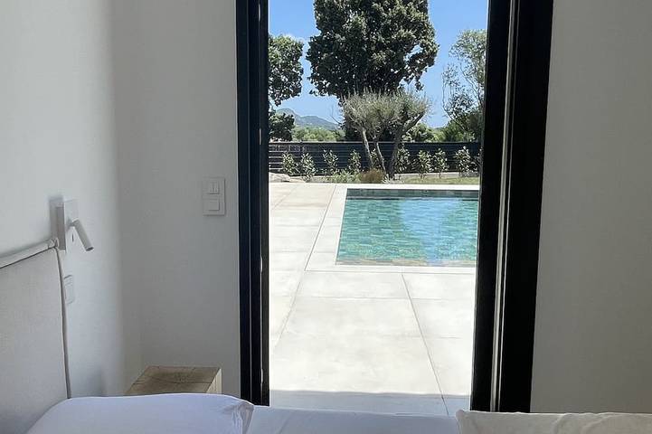 Location de vacances pour 6 personnes, avec terrasse ainsi que jardin et jacuzzi dans Sainte-Lucie de Porto-Vecchio - 4
