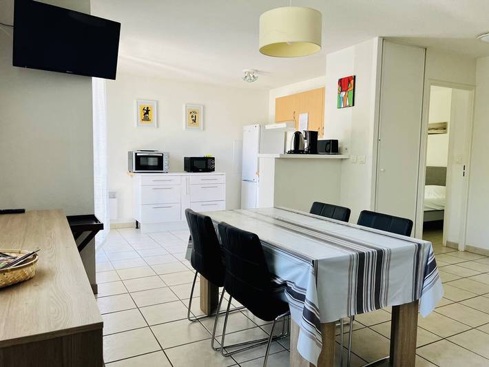 Entire apartment, Cambo: Comfortable T2 Apartment with Wifi and Parking in Cambo-les-Bains, Bayonne region