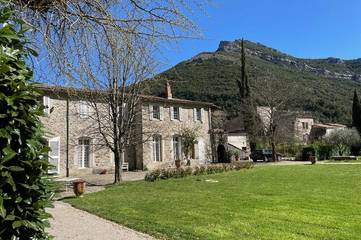 Gîte pour 8 personnes, avec piscine ainsi que terrasse et jardin à Sumène