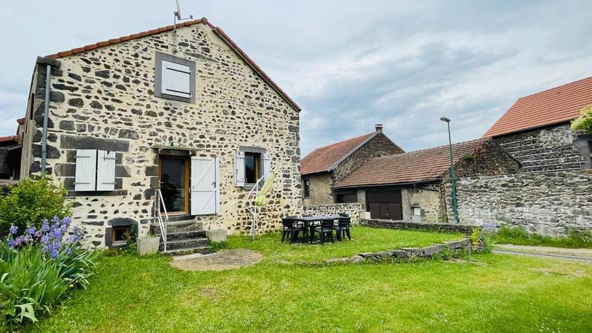 Location de vacances pour 6 personnes, avec jardin à Saint-Genès-Champanelle