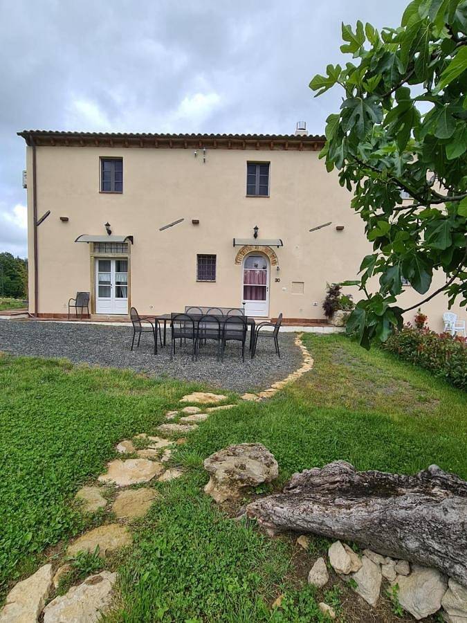 Agriturismo per 5 persone, con panorama e giardino a Collesalvetti